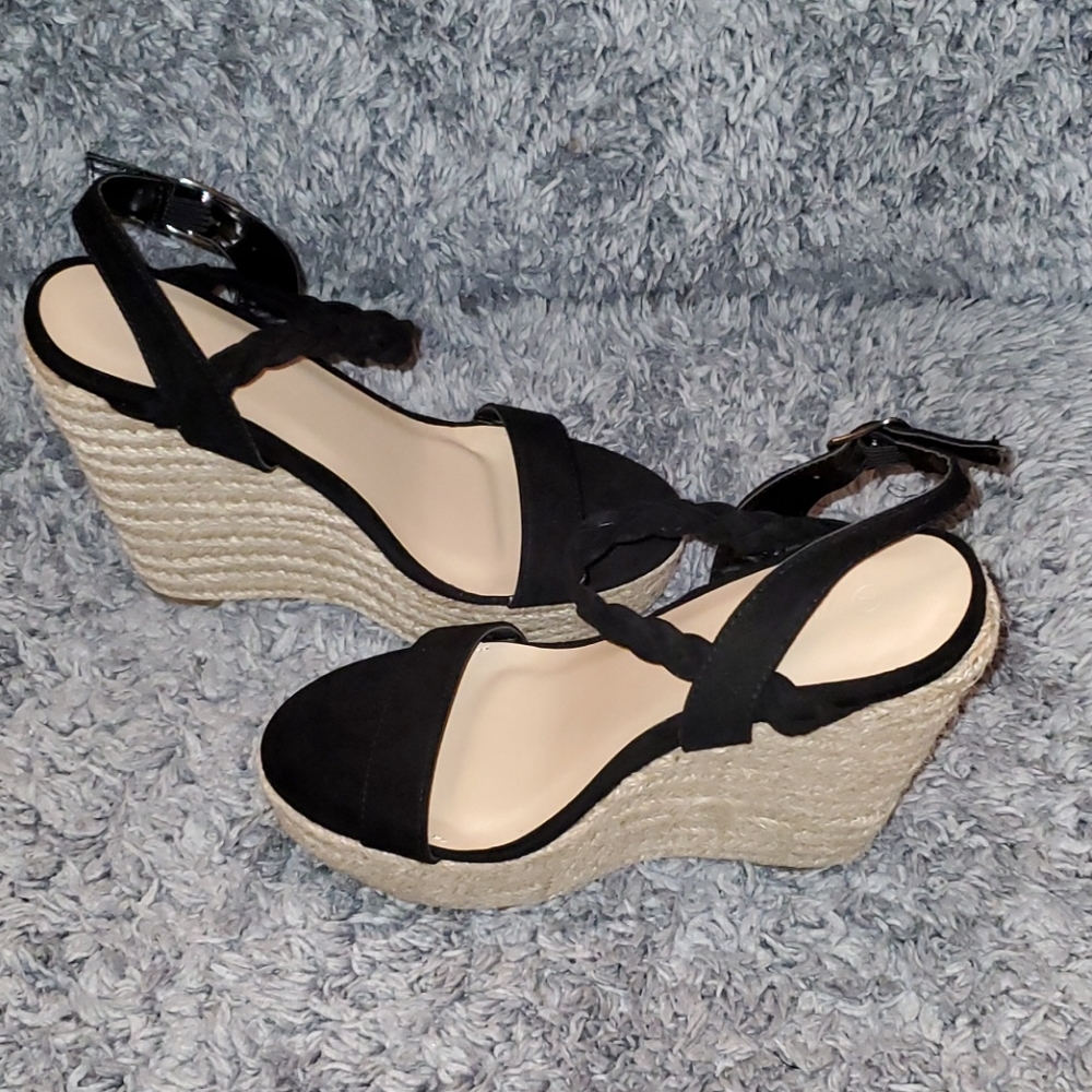 NEW 🖤 Black Wedges